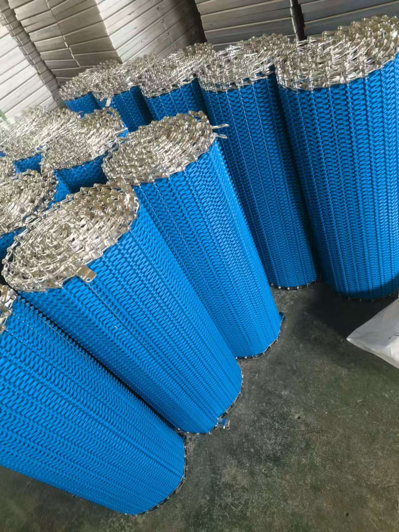 塑料輸送機(jī) 廠家來圖定制 塑料鏈板提升機(jī) 清洗蔬果流水線 物流用